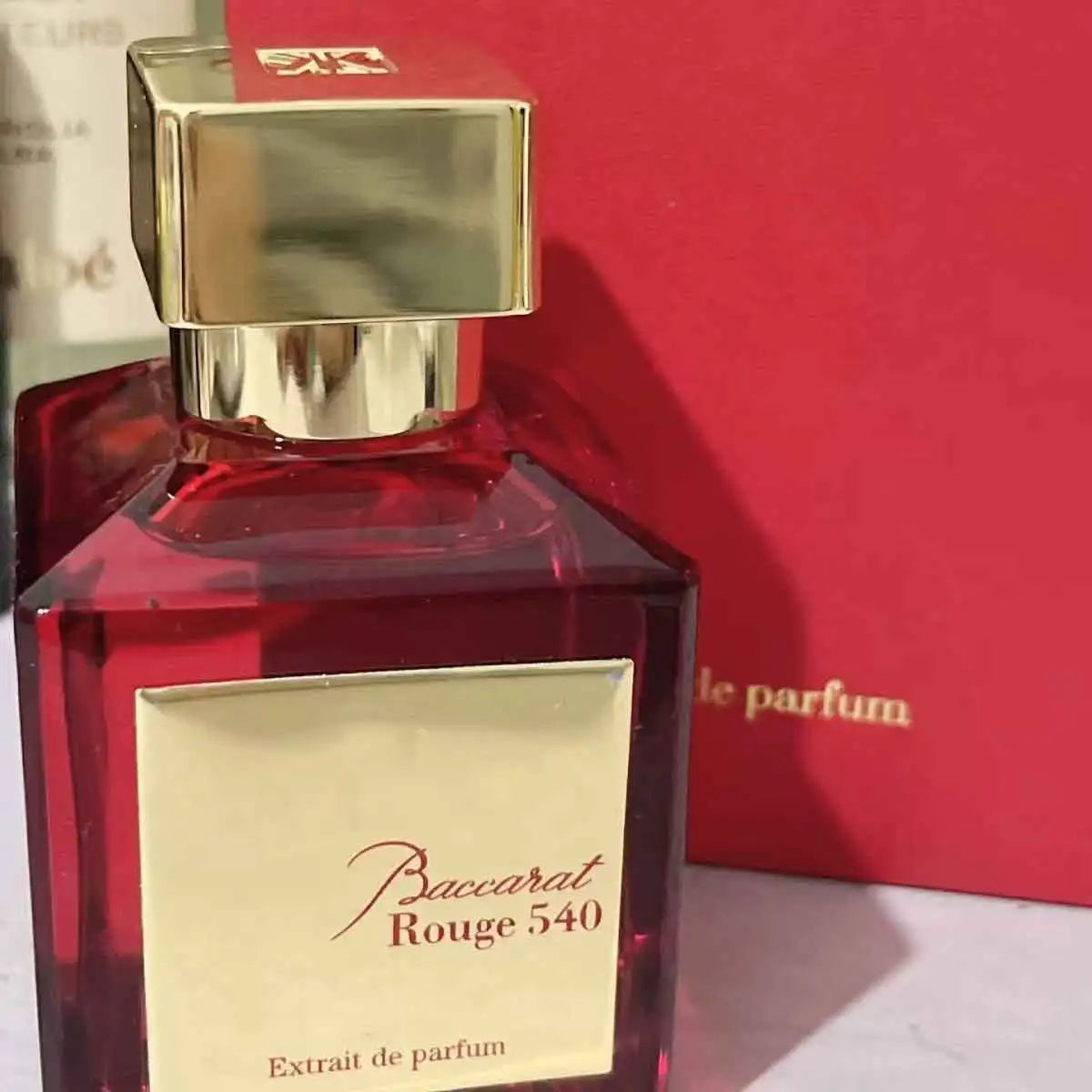 Baccarat 540 essence perfume is a rich and charming oriental flower fragrance. Amber, cedar, and musk are mellow and long-lasting, with a luxurious and atmospheric red toned bottle body, exuding a high-end and charming aura.