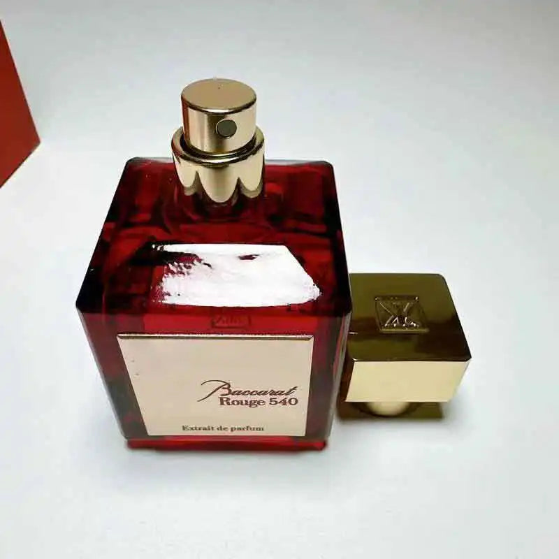 Baccarat 540 essence perfume is a rich and charming oriental flower fragrance. Amber, cedar, and musk are mellow and long-lasting, with a luxurious and atmospheric red toned bottle body, exuding a high-end and charming aura.