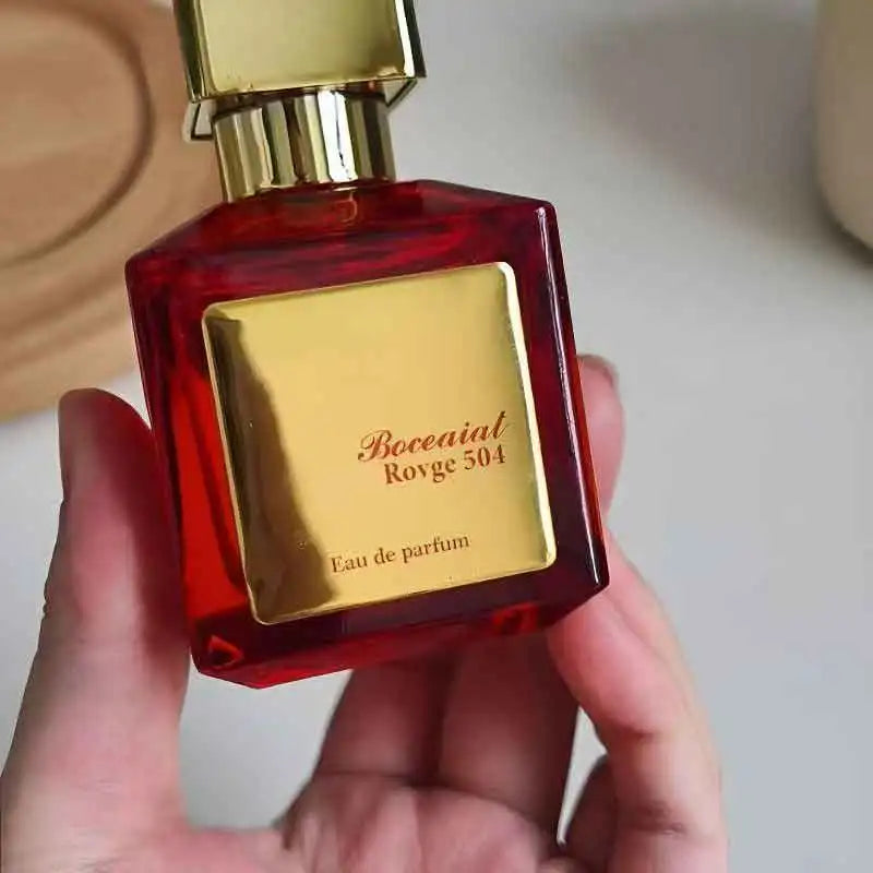 Baccarat 540 essence perfume is a rich and charming oriental flower fragrance. Amber, cedar, and musk are mellow and long-lasting, with a luxurious and atmospheric red toned bottle body, exuding a high-end and charming aura.