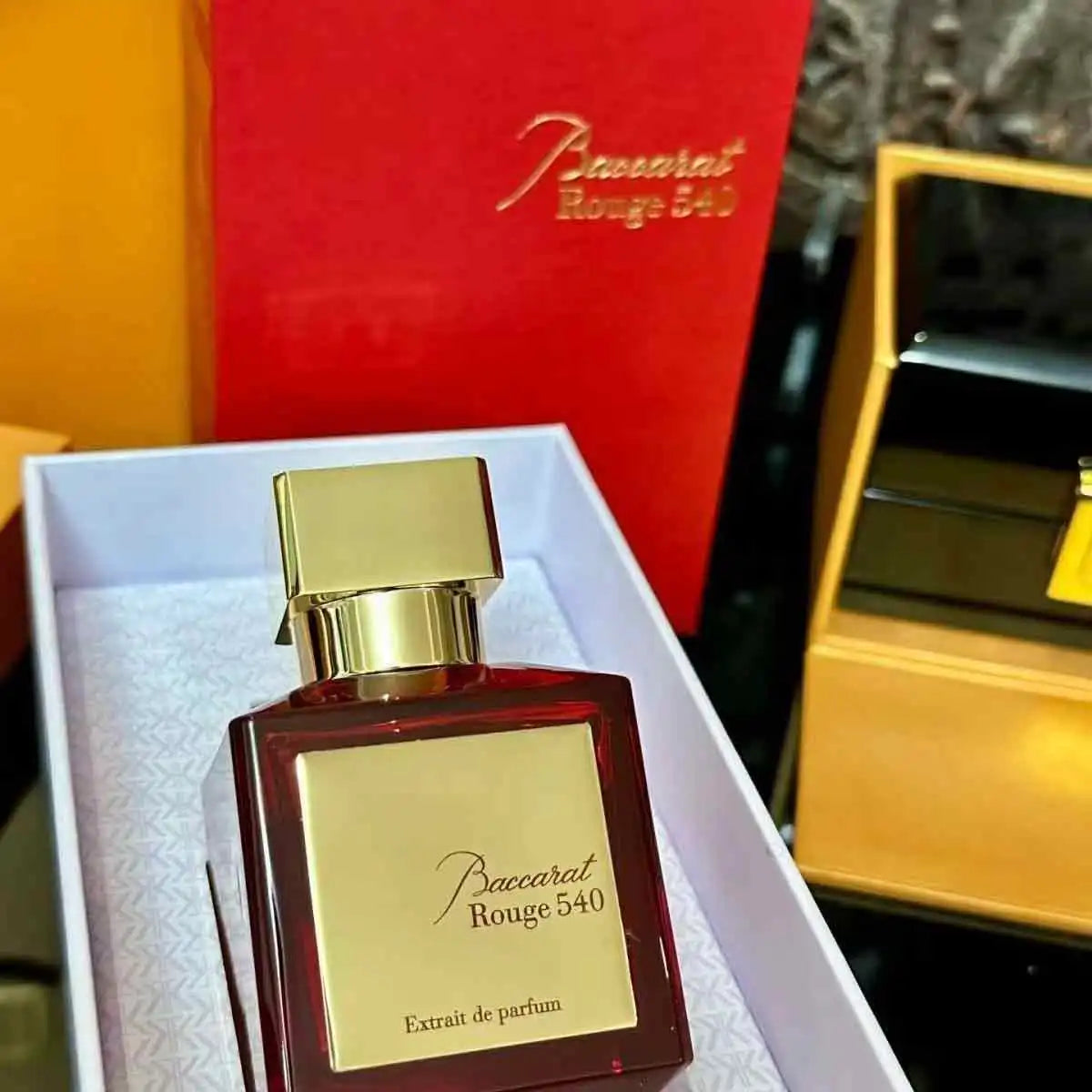 Baccarat 540 essence perfume is a rich and charming oriental flower fragrance. Amber, cedar, and musk are mellow and long-lasting, with a luxurious and atmospheric red toned bottle body, exuding a high-end and charming aura.