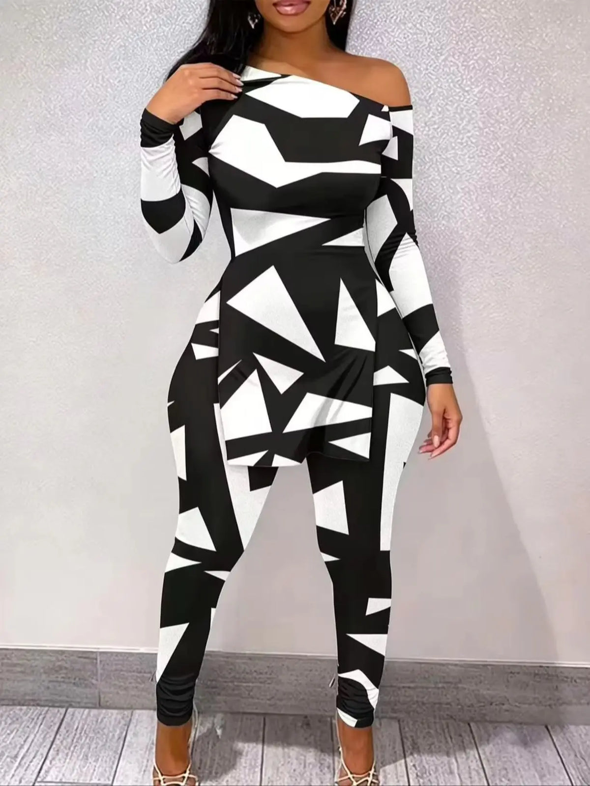 Plus size women's black and white geometric print one-shoulder two-piece set: single-shoulder slit long top   high-waisted skinny flared pants