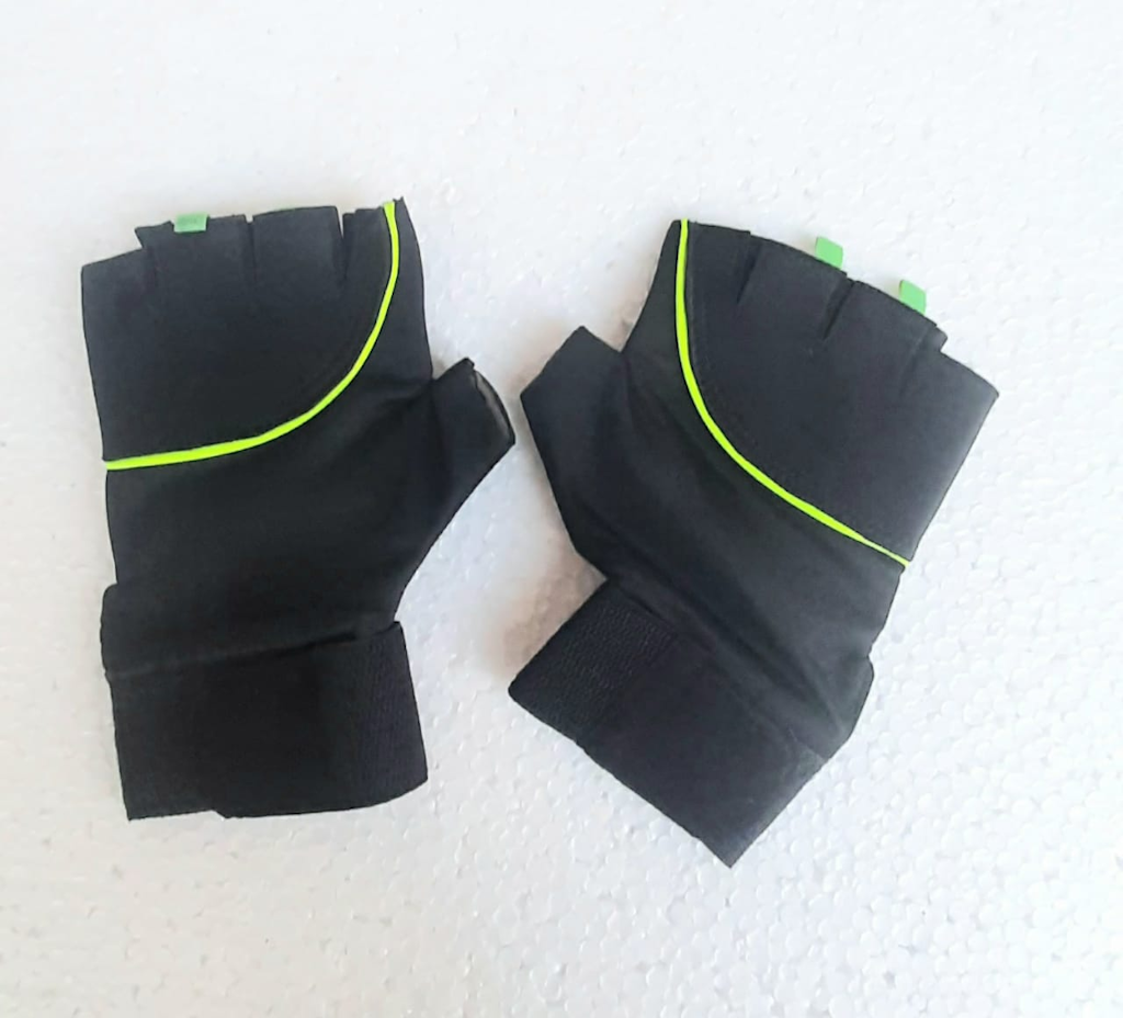 Breathable Gym Hand Gloves For hand Protection  Size  17X11X3 CM